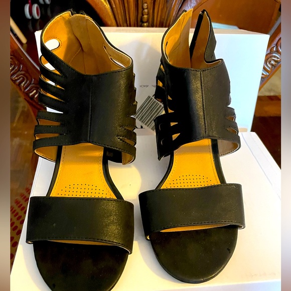 COMFORTVIEW BLACK SHOES WITH STRAPS ACROSS AND ELASTIC FOR COMFORT ZIPPER BACK - Picture 3 of 9